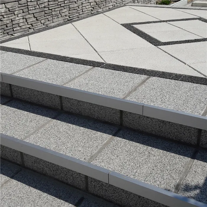 SEMMELROCK SCHODOVÁ KRYCÍ LIŠTA 120x2,6x5,6 cm - stříbrná