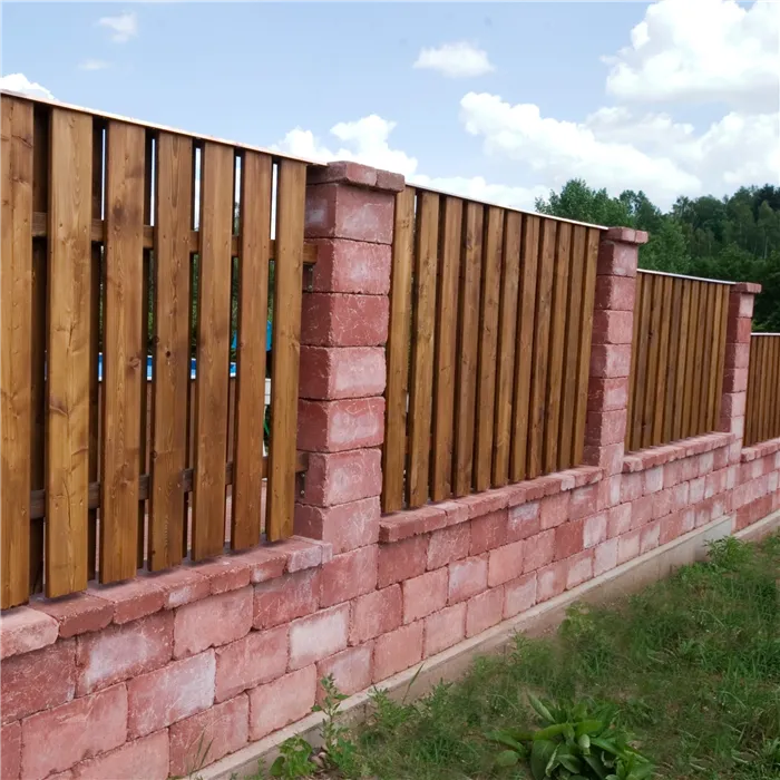 SEMMELROCK CASTELLO / plotový systém - základní kámen 40x20x14 cm, otloukaný povrch, rustikální vzhled, nepravidelné hrany - červená