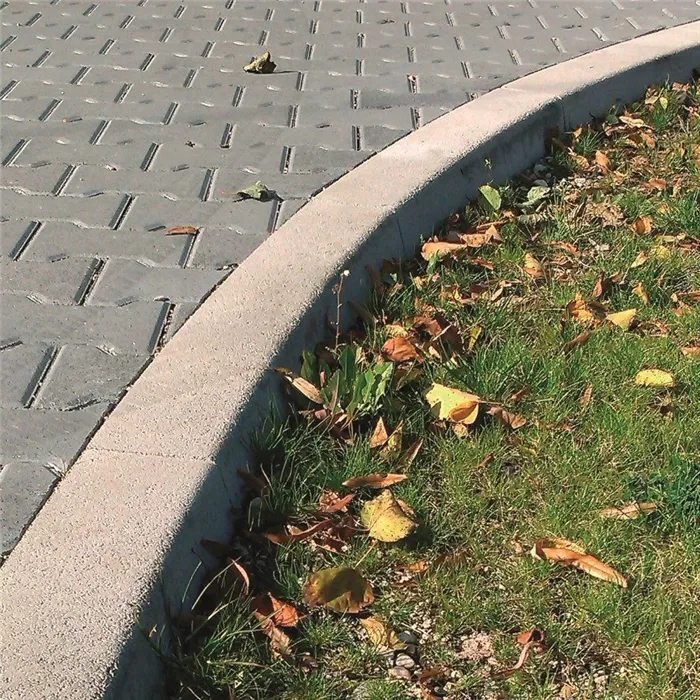 SEMMELROCK SILNIČNÍ OBRUBNÍKY I / oblý vnitřní 78x15x25 cm, r=1 m, hloubka zapuštění 10 cm - šedá